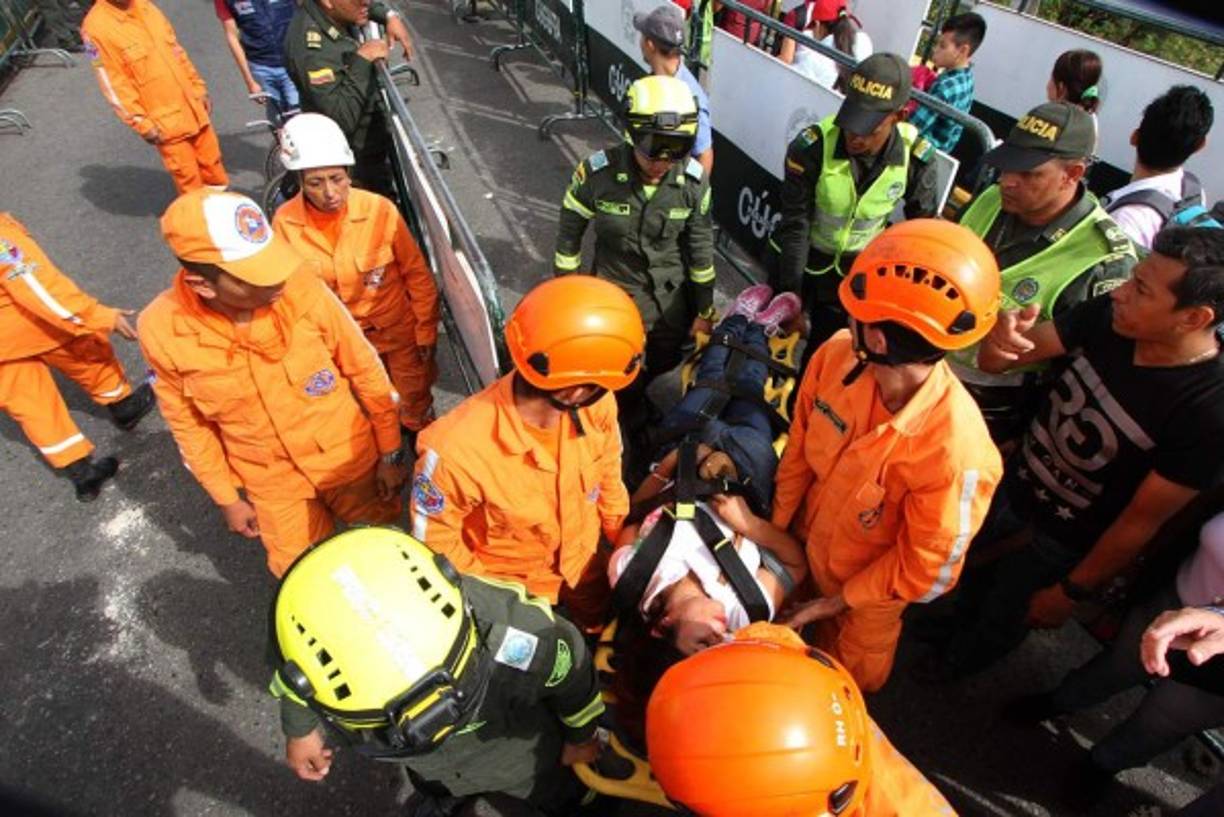 En medio de la aglomeración de gente, algunas personas necesitaron que se les suministraran primeros auxilios.