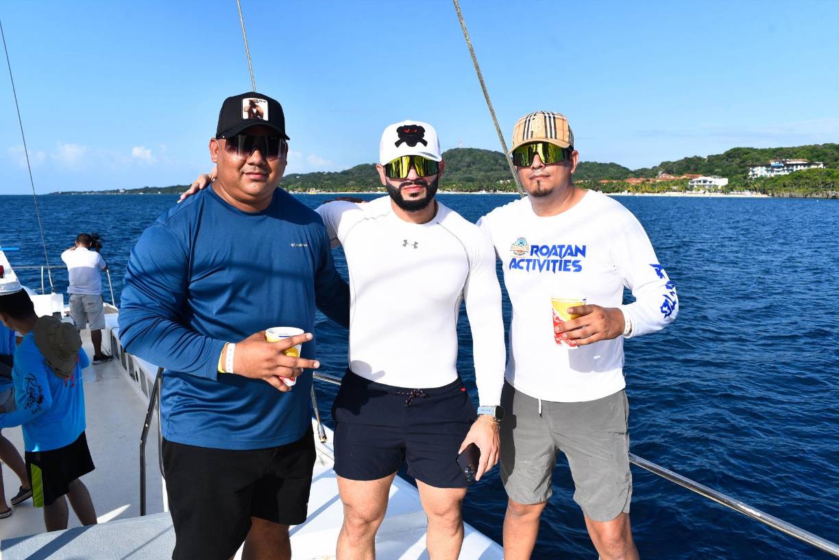 Turismo en Roatán: Así fue “Activities Sunset Blue”, la primera fiesta de catamarán