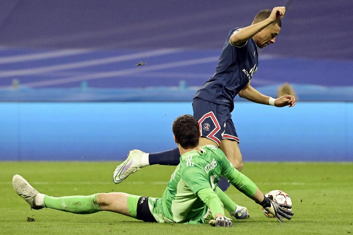 Mbappé ‘humilló‘ a Courtois en esta acción que acabó en un golazo, pero fue anulado por fuera de juego claro.
