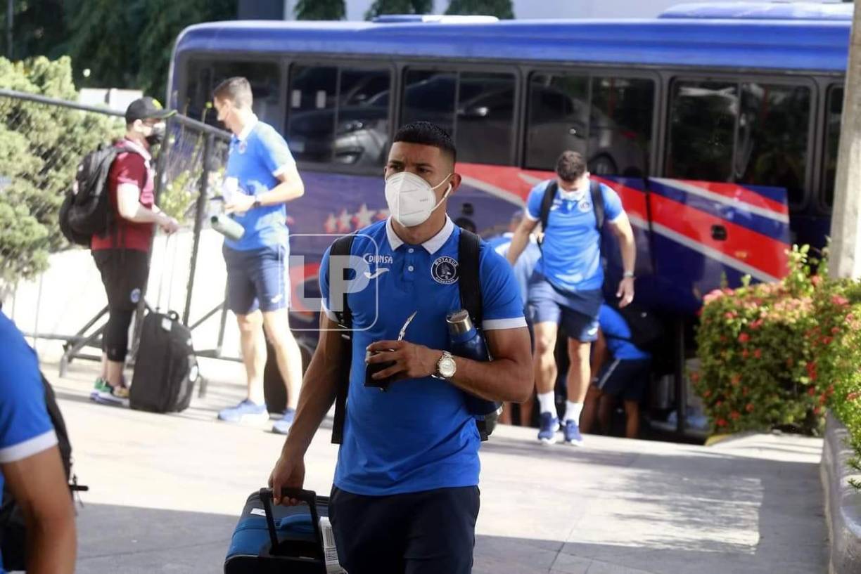 Kevin López, otros de los titulares de Motagua, se dejó ver con un mate en mano y con rostro serio. En el plantel hay jugadores argentinos y seguramente le han enseñado de esta bebida.