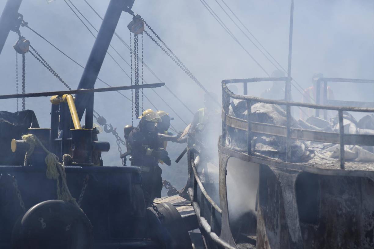 Las labores de enfriamiento del barco calcinado se realizaron en el muelle de cabotaje de La Ceiba.