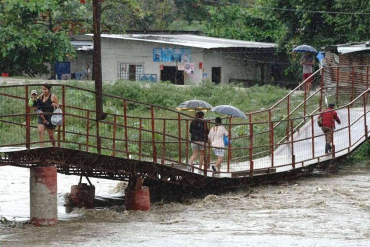 Las personas se arriesgan a sufrir un accidente al utilizar el puente de la Flor de Cuba.