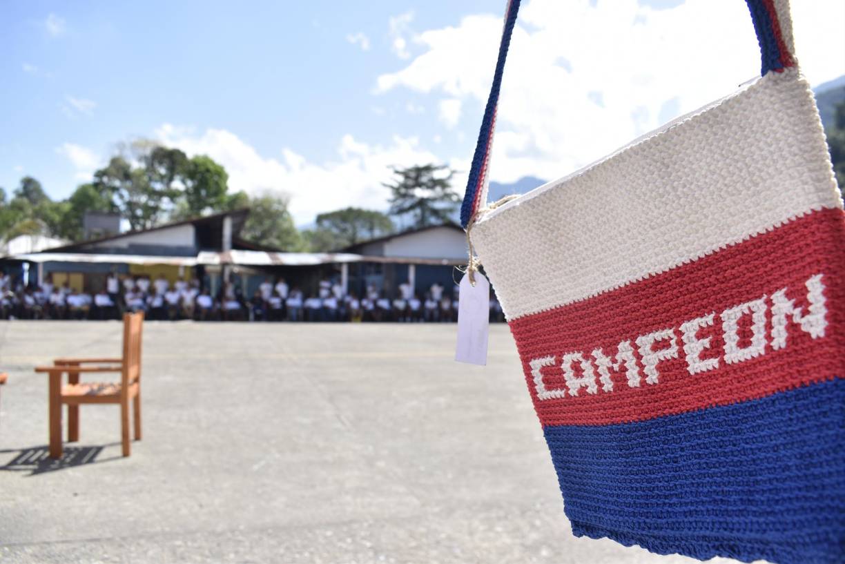 Artesanías a base de hilos también se elaboran en esta cárcel, donde los privados tienen esa oportunidad de poner en práctica su oficio. Esta granja tiene más de 500 internos.