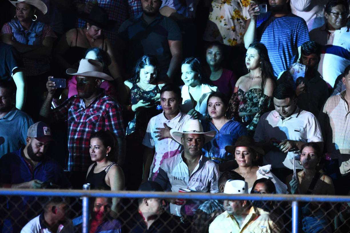 El Trono de México se entregó a su público y deleitó con sus canciones románticas