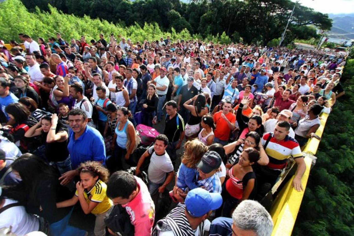 La alegría en muchos de los rostros era evidente ante la perspectiva de abastecerse de muchos de los productos que escasean en Venezuela.