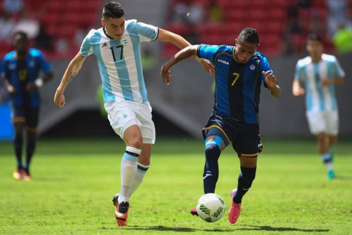 El argentino Mauricio Martínez compite por el balón con el hondureño Brayan Ramírez durante la Juegos Olímpicos Río 2016. AFP