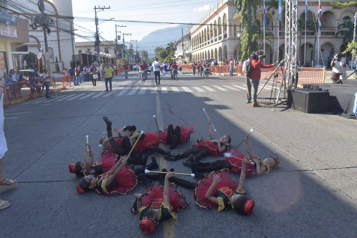 Las pequeñas palillonas hicieron su presentación frente a las autoridades de Educación y municipales que se encontraban en el estrado, quienes aplaudieron su talento. 