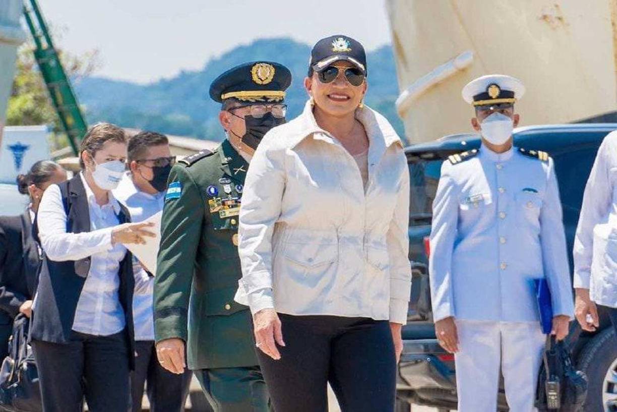La mandataria Xiomara lució un atuendo más relajado durante el aniversario 91 de la Fuerza Aérea. Incluía una gorra con el logo de la institución, chaqueta nude, pantalón negro y gafas color oscuro.