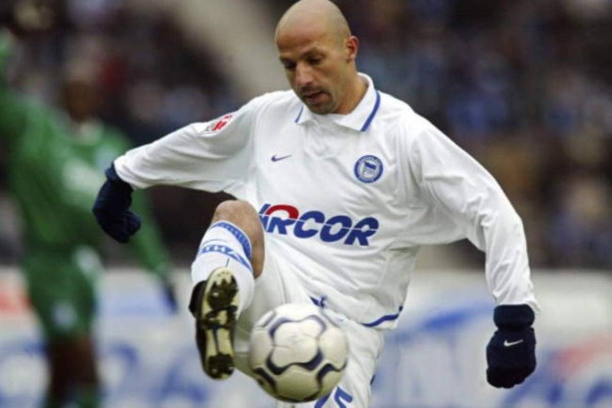 Al alemán Giuseppe Reina le engañaron en su club, el Bielefeld. En su contrato acordaron que por cada temporada que pasara en el club, le entregarían una casa. Pero en ningún sitio ponía el tamaño que tendría dicha vivienda, así que al final de su primera temporada le regalaron su primera casa… de 20 centímetros de alto.