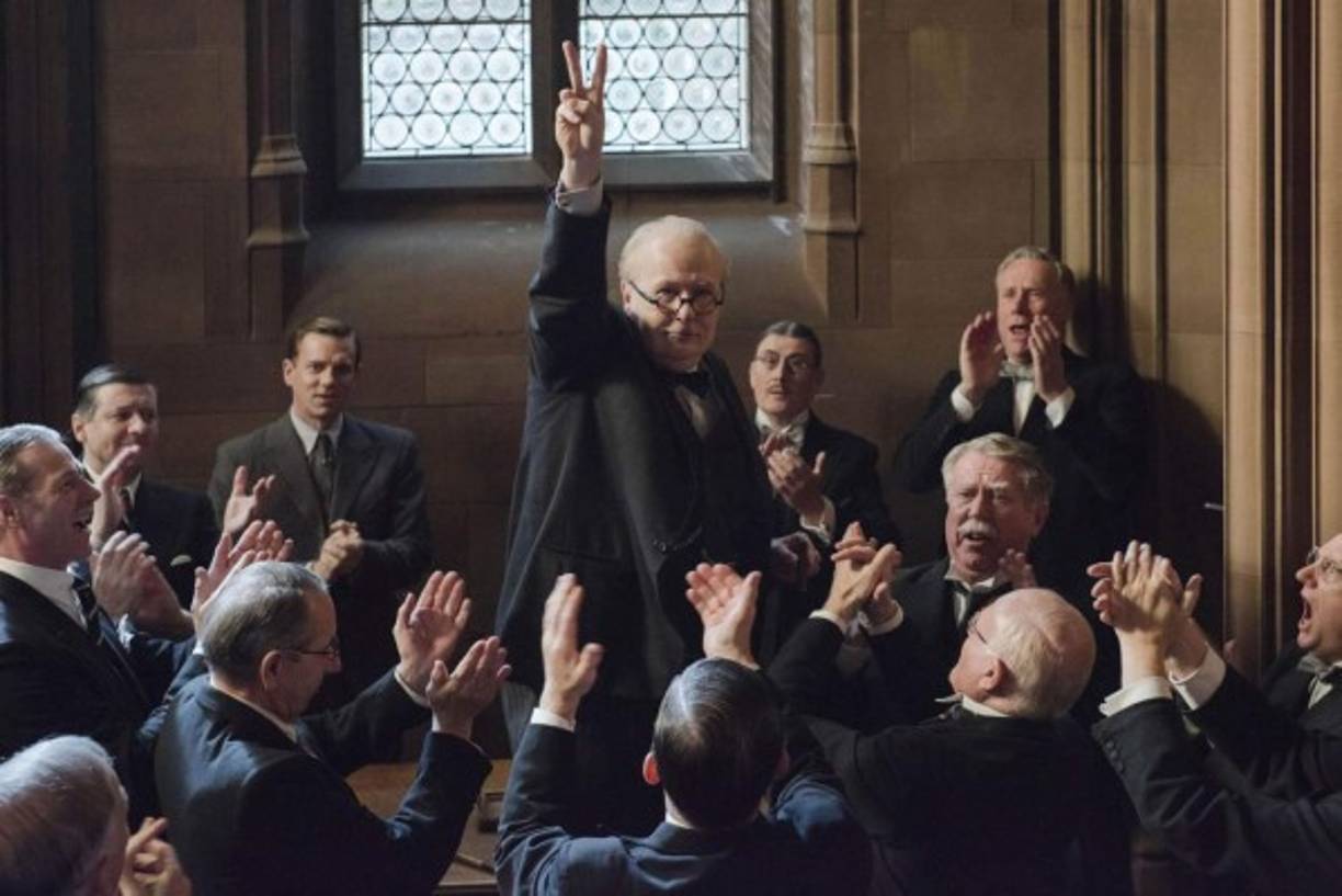 MEJOR PELÍCULA<br/><br/>Darkest Hour<br/><br/>La película cuenta la historia de como Winston Churchill (Gary Oldman) debe hacer frente a una de las decisiones más difíciles de su carrera política: negociar un tratado de paz con la Alemania nazi o mantenerse fiel a sus ideales y a la libertad de una nación. <br/><br/>El filme compite en un total de seis categorías, incluida mejor actor para Gary Oldman.<br/><br/>Calificación 7.4/10 IMDb -86% Rotten Tomatoes