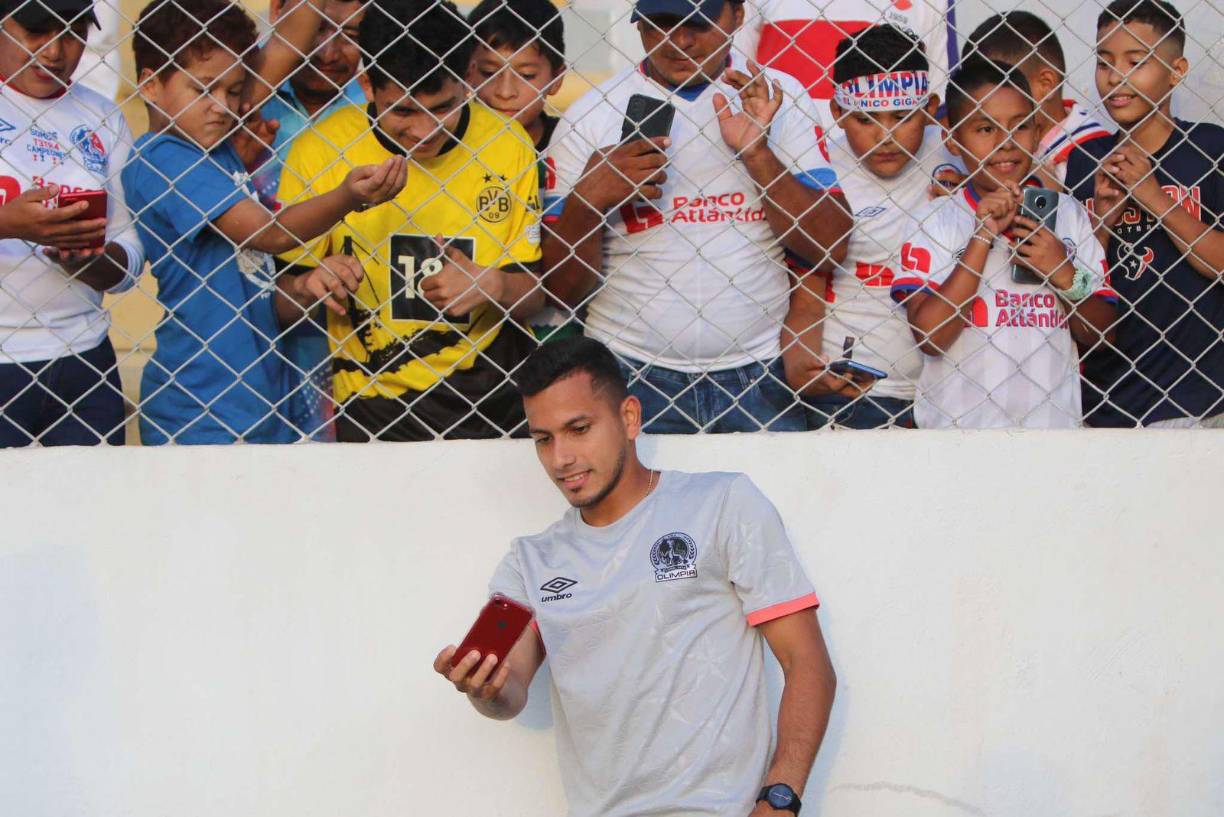 Edwin Rodríguez también estuvo compartiendo con los seguidores del albo.