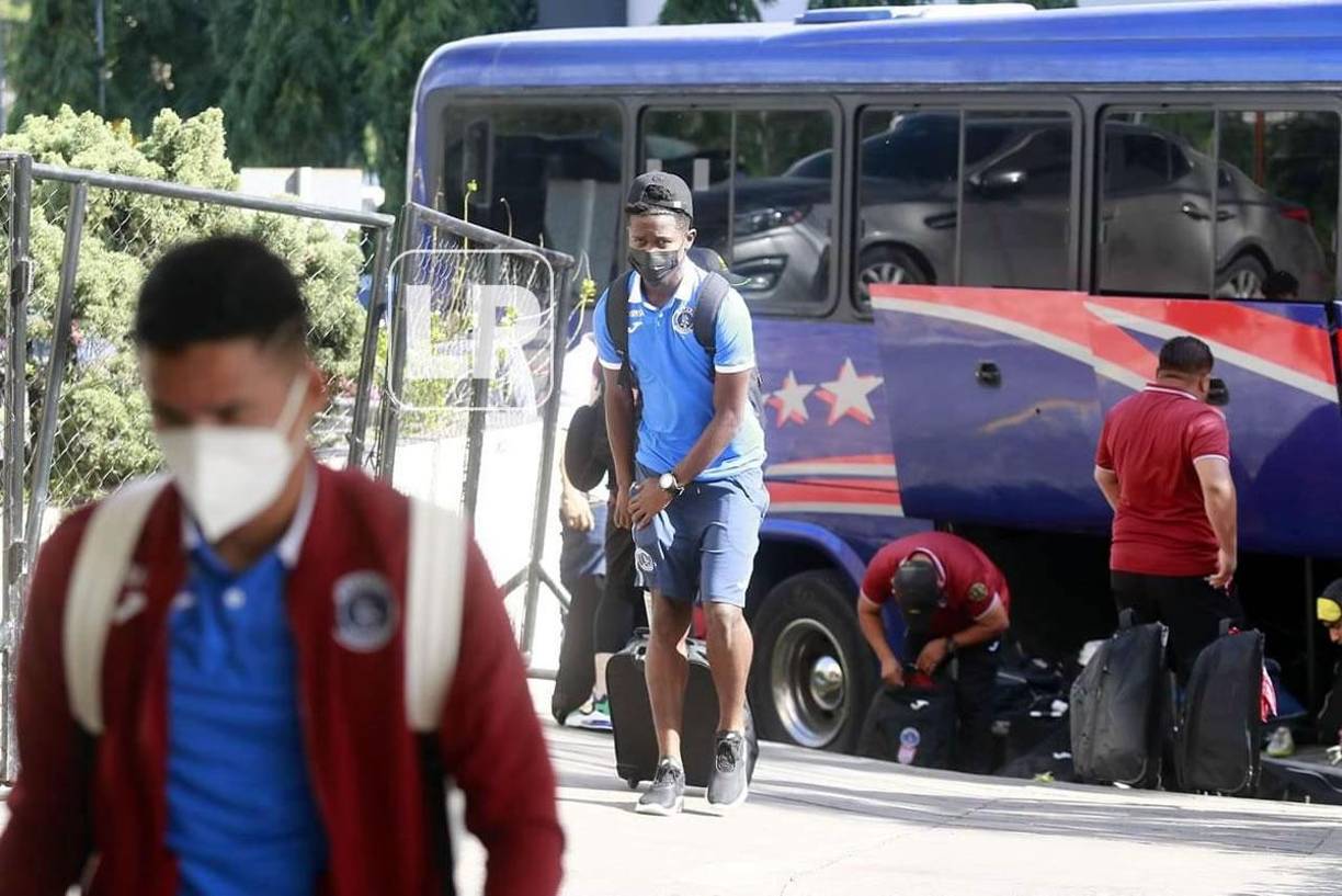 El joven motagüense Jonathan Núñez con su maleta entrando al hotel de concentración.