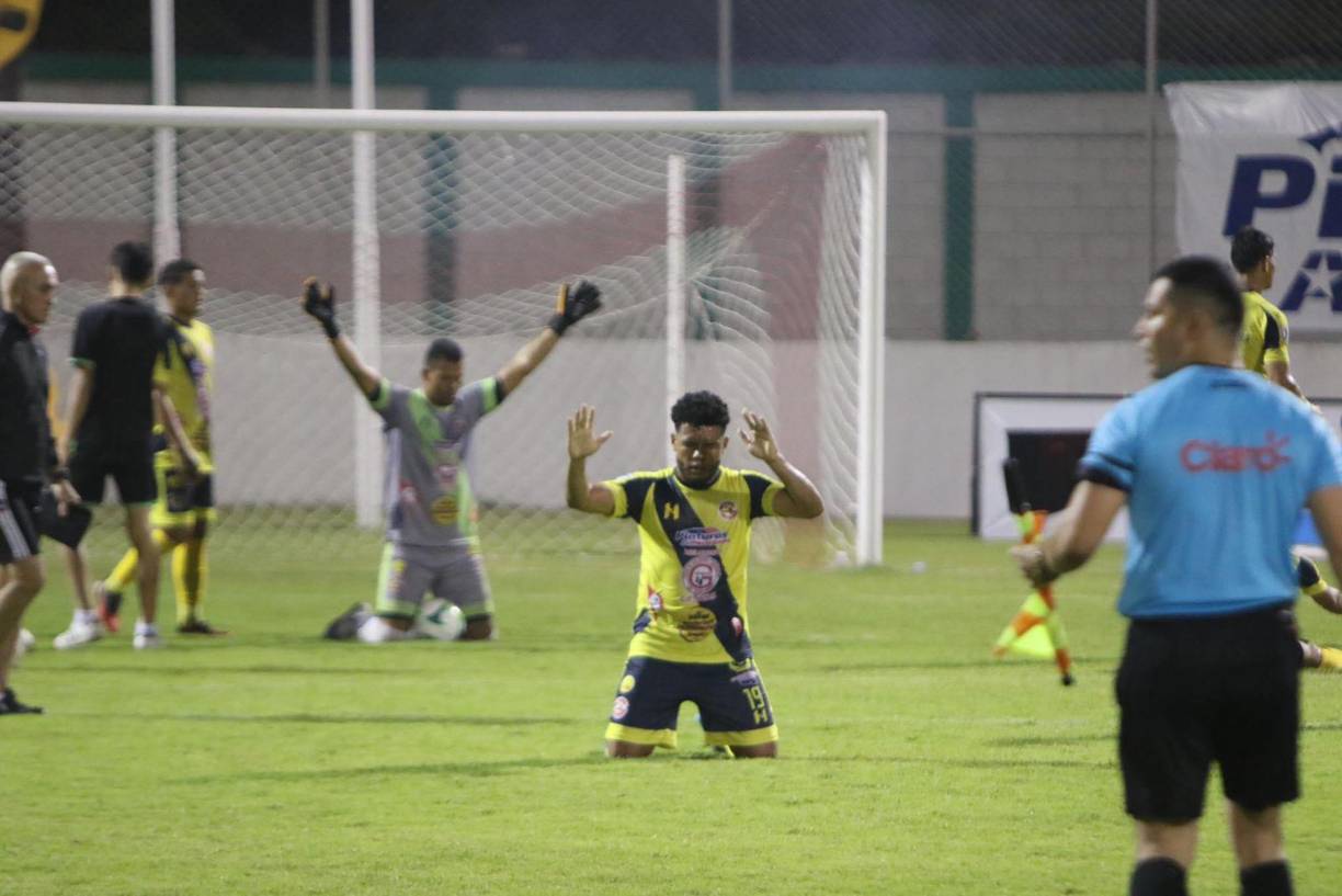 Tras el pitazo final, los futbolistas del Génesis se hincaron para orar agradecer por el resultado obtenido en Comayagua.
