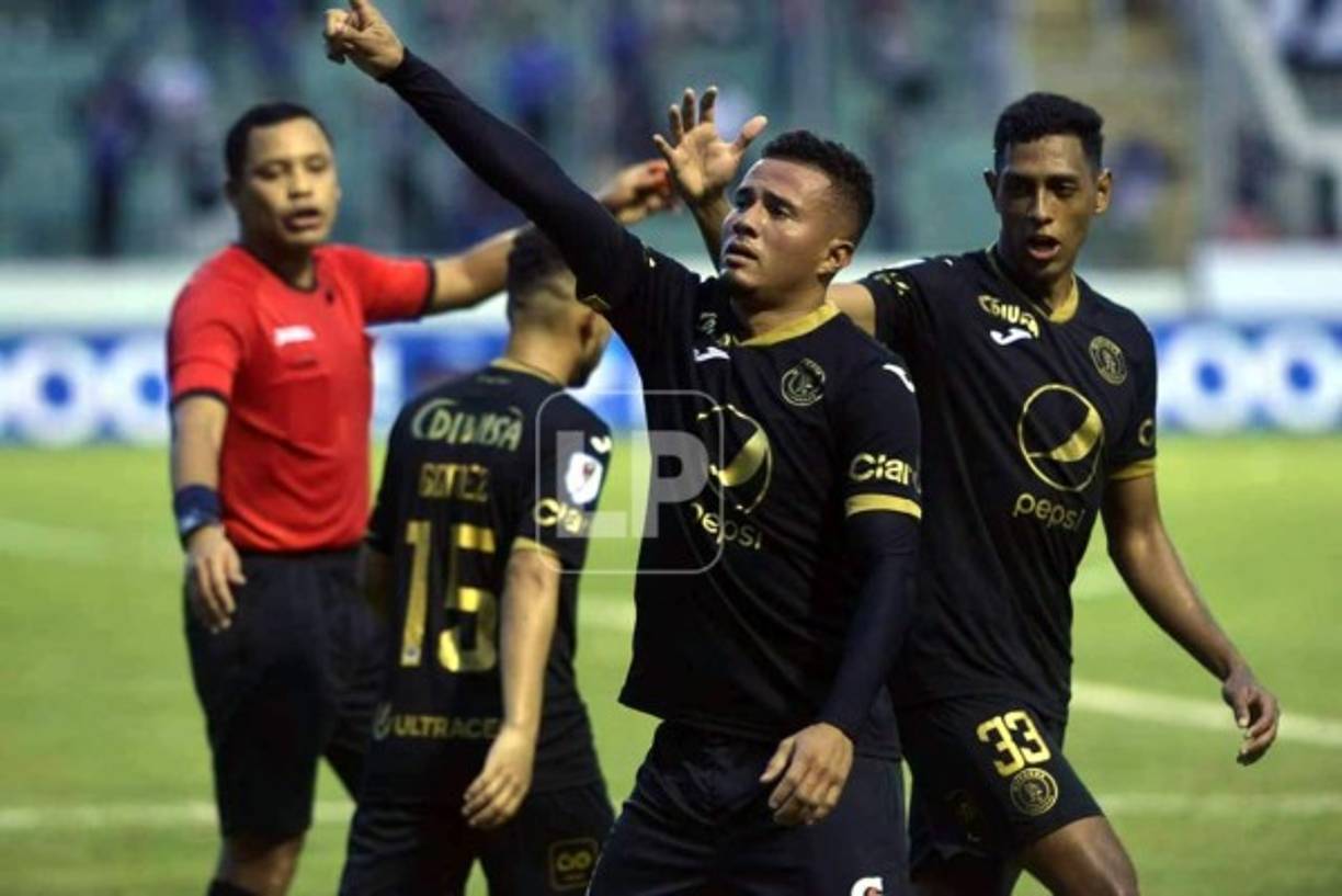 Walter Martínez festejando su gol que significó el tercero del Motagua.