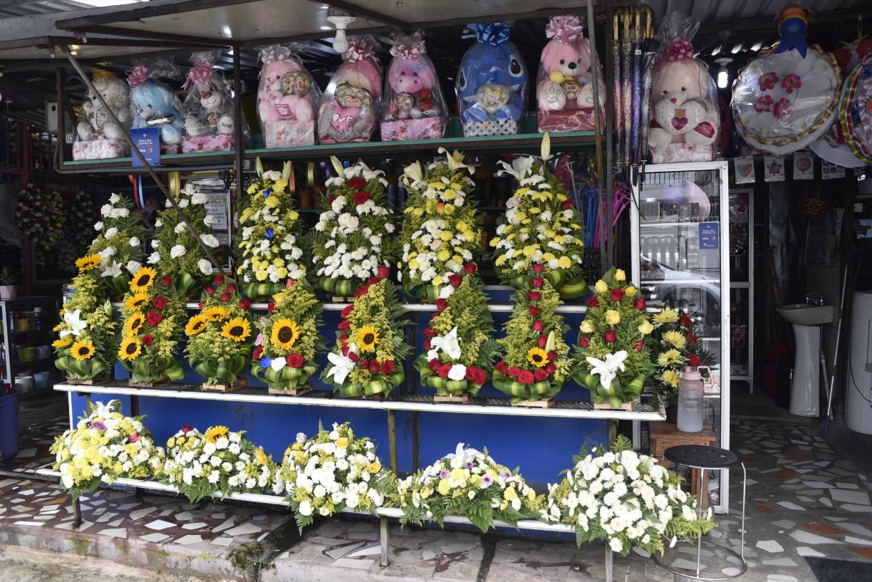  En el marcado Guamilito de San Pedro Sula venden arreglos florales todos los días del año.