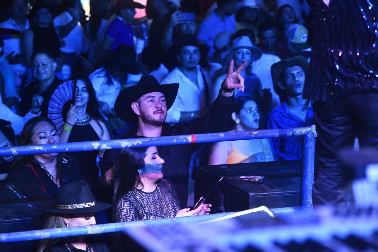 El Trono de México se entregó a su público y deleitó con sus canciones románticas