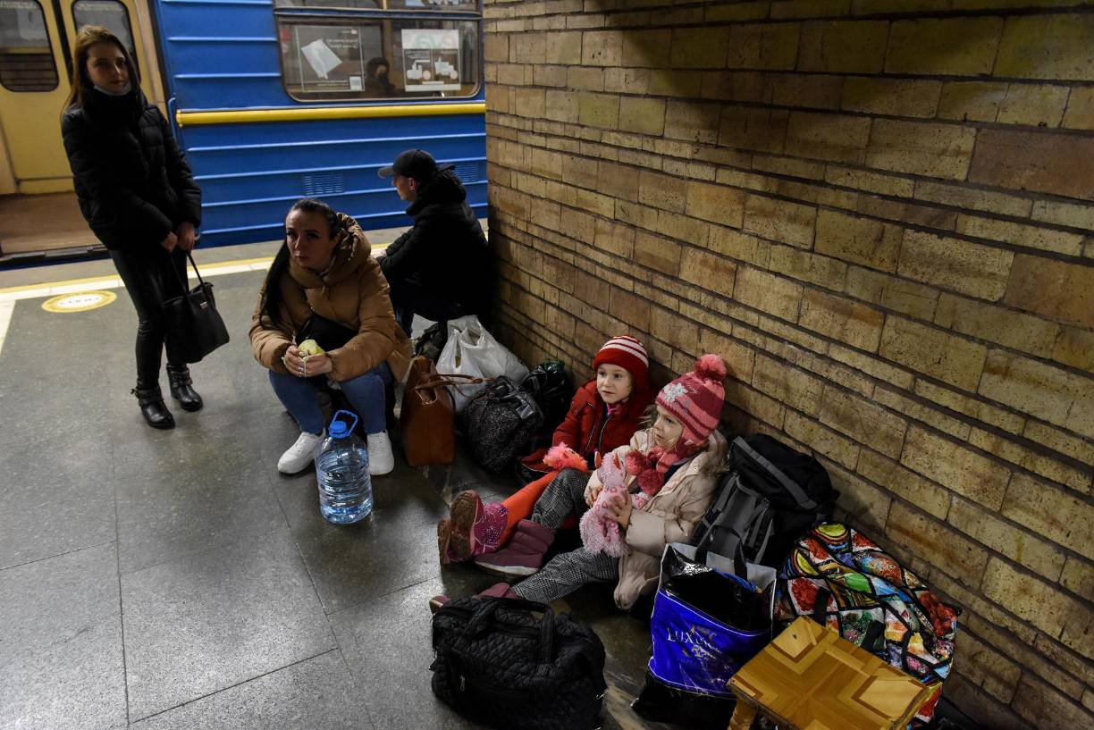 Niños, mujeres y ancianos se refugian en el metro.