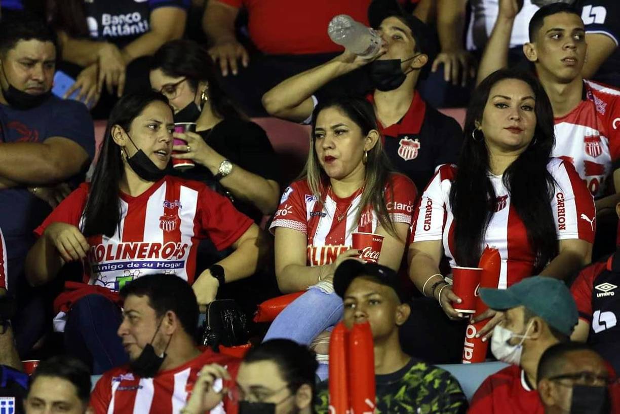 Las aficionadas del Vida llegaron bien identificadas con su respectiva camiseta del equipo.