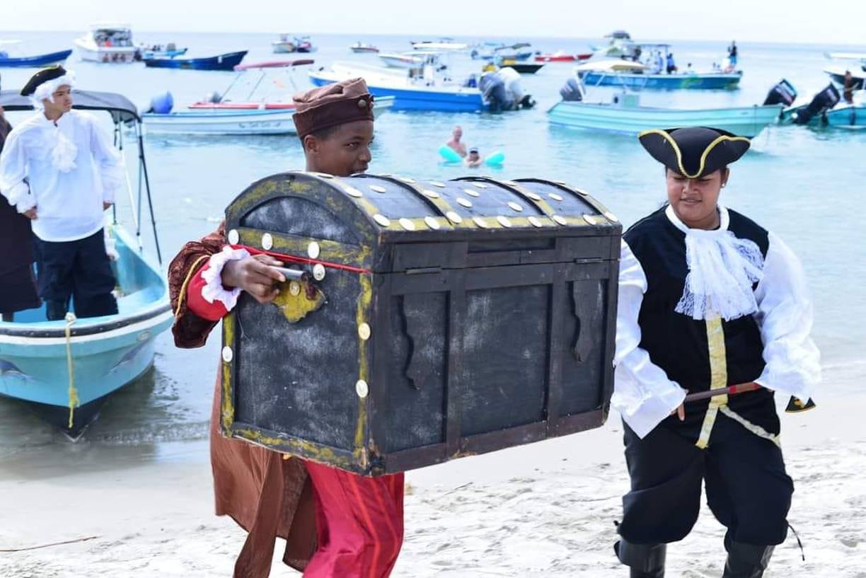 El festival del Caracol finaliza el último domingo de julio con la dramatización de la llegada de Cristóbal Colón a la Isla de los Pinos en 1502, hoy Guanaja. 