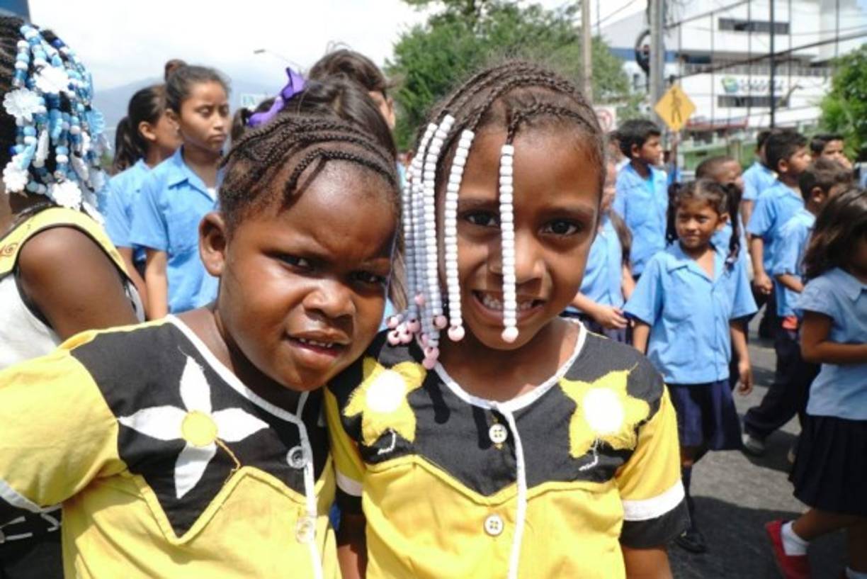 Dos jovencitas luciendo sus elaboradas trenzas.