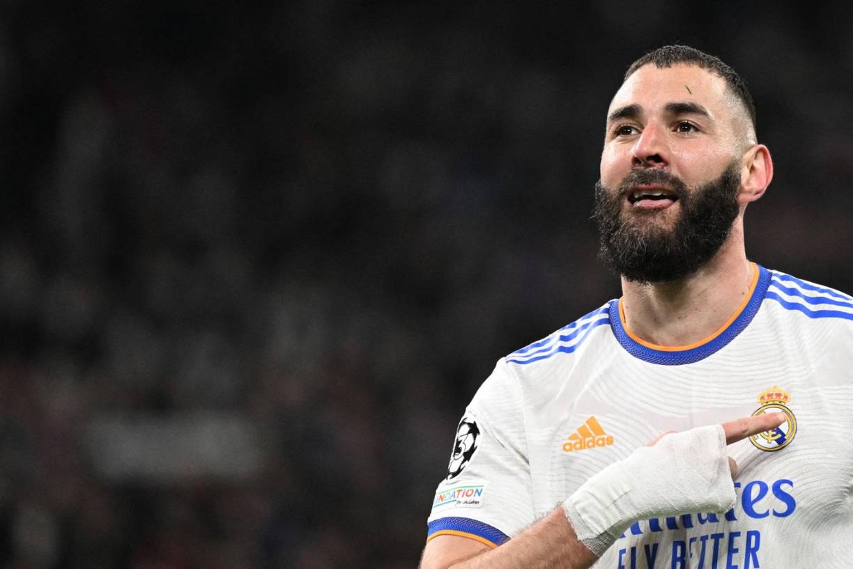 Karim Benzema se señaló el escudo del Real Madrid tras su primer gol. La ilusión de remontada creció.