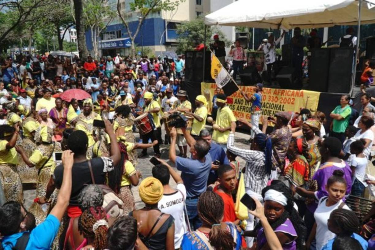 Cientos salieron a participar y observar los desfiles en los lugares en los que estos se llevaron a cabo.