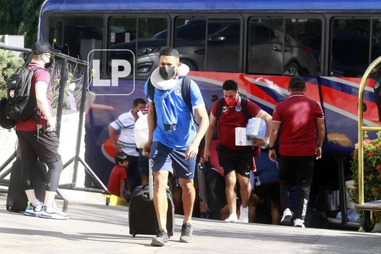 Omar Elvir con semblante serio al momento de entrar al hotel de concentración.