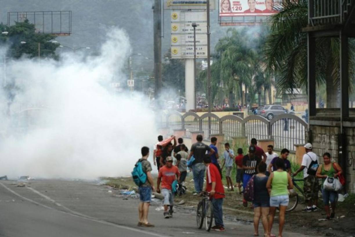 Desde que se levantó el toque de queda los hondureños intentaron volver a la normalidad, pero han sido interrumpidos por los oportunistas que buscan seguir haciendo daño.<br/>