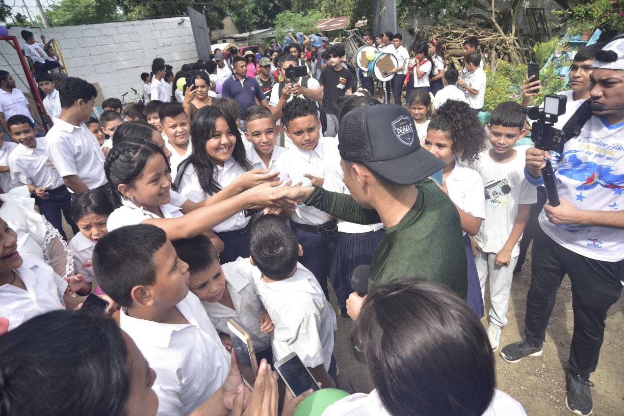 El japonés informó que está terminando de forma casi simultánea las escuelas de Mezapa, La Lima y Rivera Hernández, por lo que esta se convierte en la intervención educativa 67 de las 1,000 que tiene de meta.