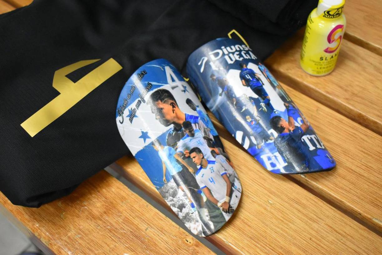 Luis Vega, uno de los titulares ante México, con chimpinilleras especiales para el partido.