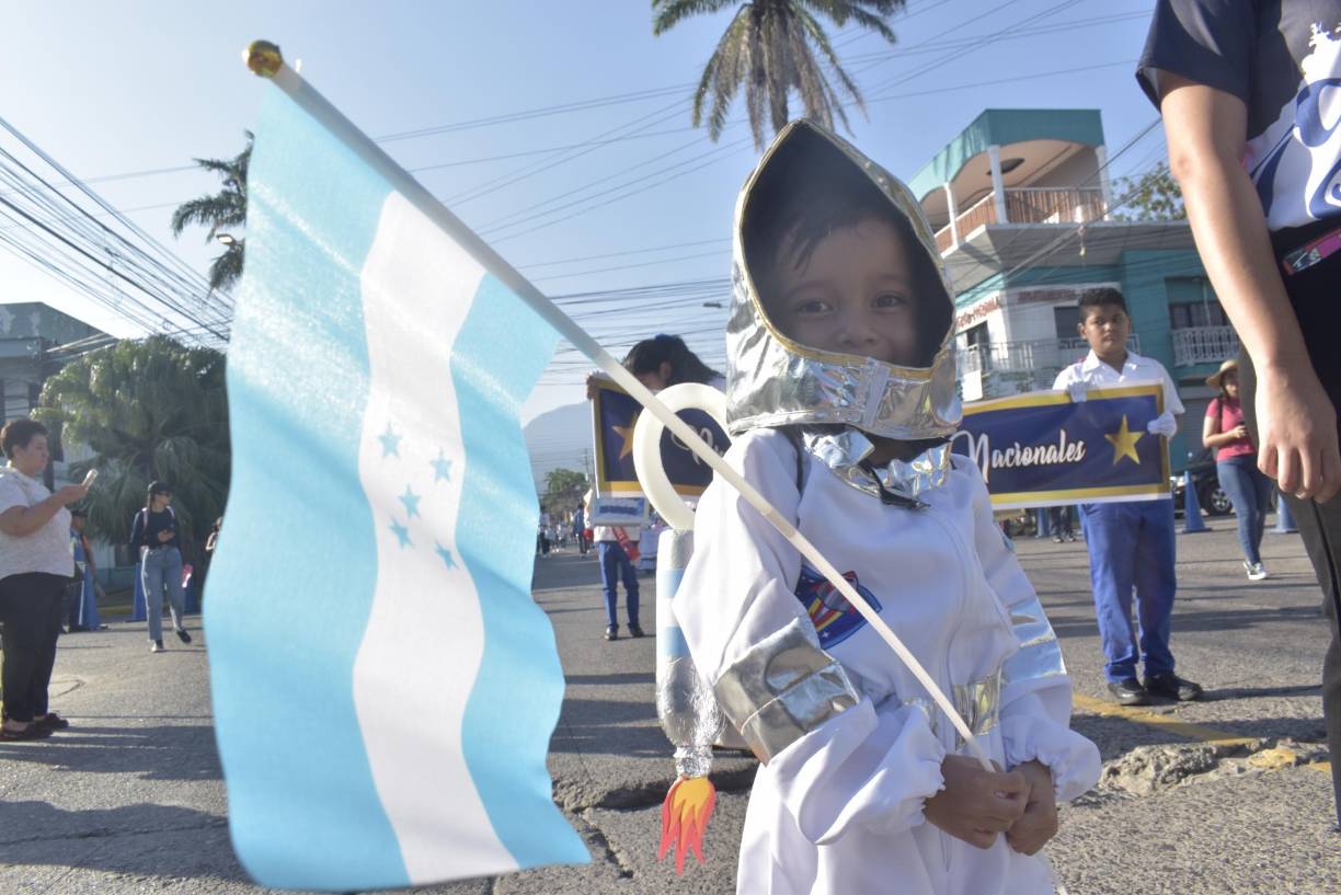 Un traje de astronauta de la Nasa y una bandera de Honduras portada por uno de los estudiantes de prebásica fue el atractivo en los desfiles patrios en La Ceiba. 