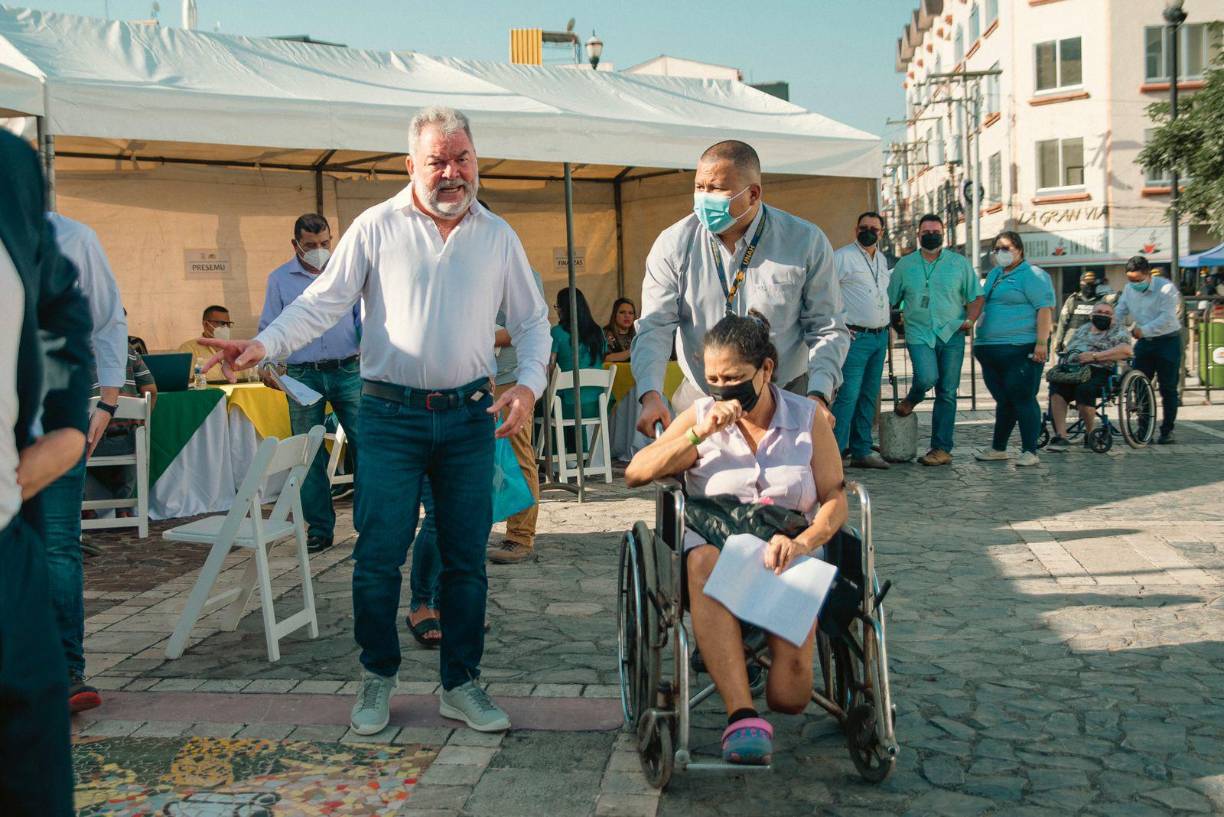 “Estamos recibiendo solicitudes de problemas de tren de aseo, problemas de agua, urbanizaciones, lo cual estamos solventando y así una cantidad de problemas que surge y que podemos resolver”, expresó él.