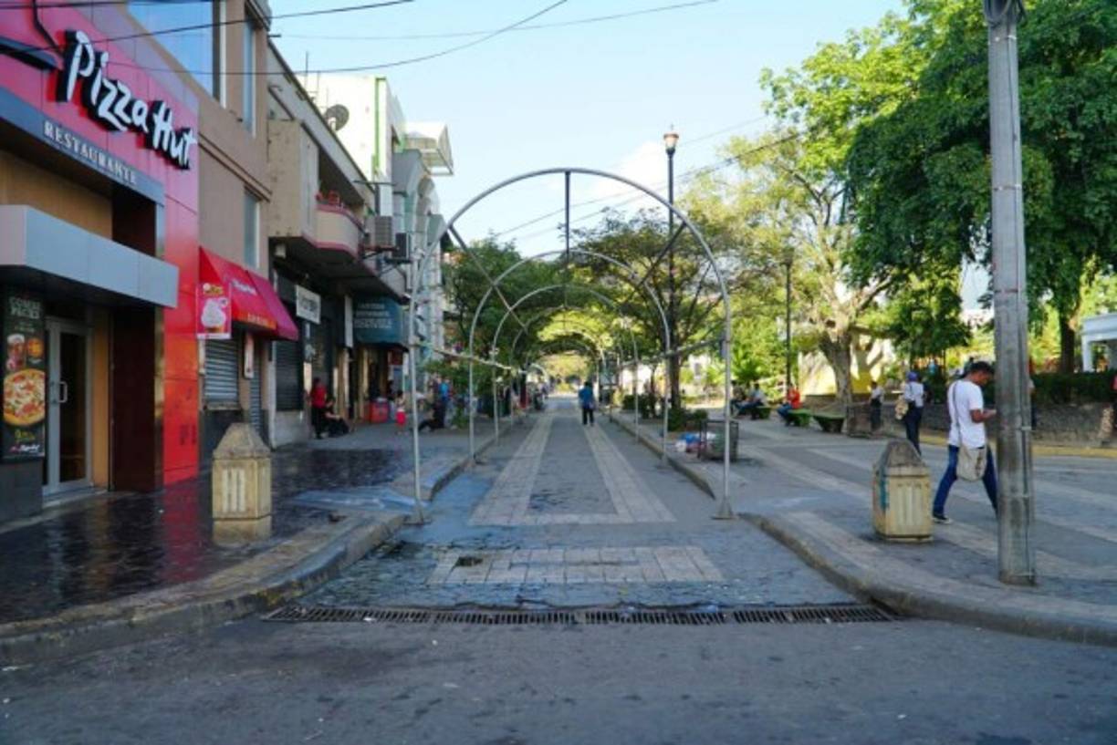 Vista del Parque Central de San Pedro Sula en las primeras horas de la mañana de este miércoles.