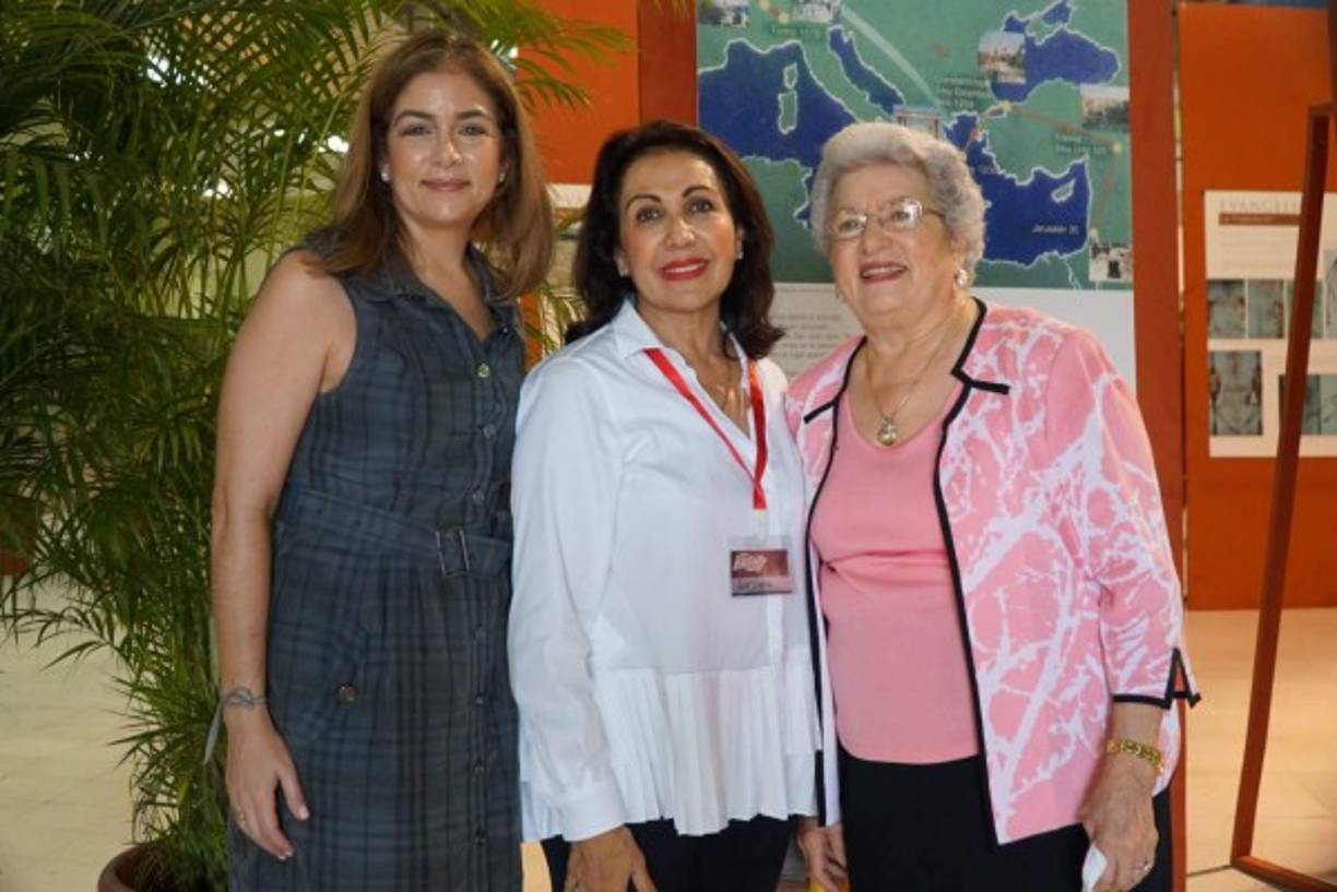 Ruth Sabillón, Carolina y Martha Canahuati.