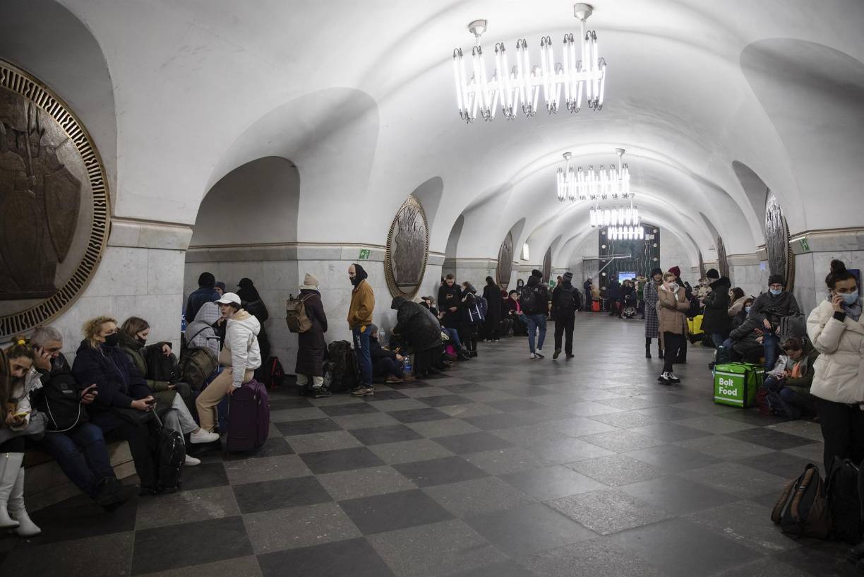En medio de las batallas en las calles de Kiev contra las fuerzas rusas que invadieron Ucrania, miles de civiles pasan noches de angustia apiñados en el metro de la capital del país, uno de los refugios antibomba en este país. 
