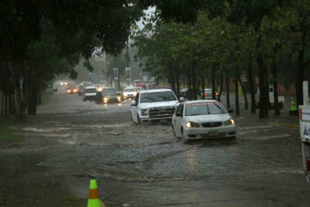 Una fuerte tormenta producto de una onda tropical que ingresó al país hace algunas horas inundó varias calles de San Pedro Sula, norte de Honduras. La lluvia en la ciudad comenzó alrededor de la 1:30 de la tarde y se ha intensificado a medida avanza la tarde.