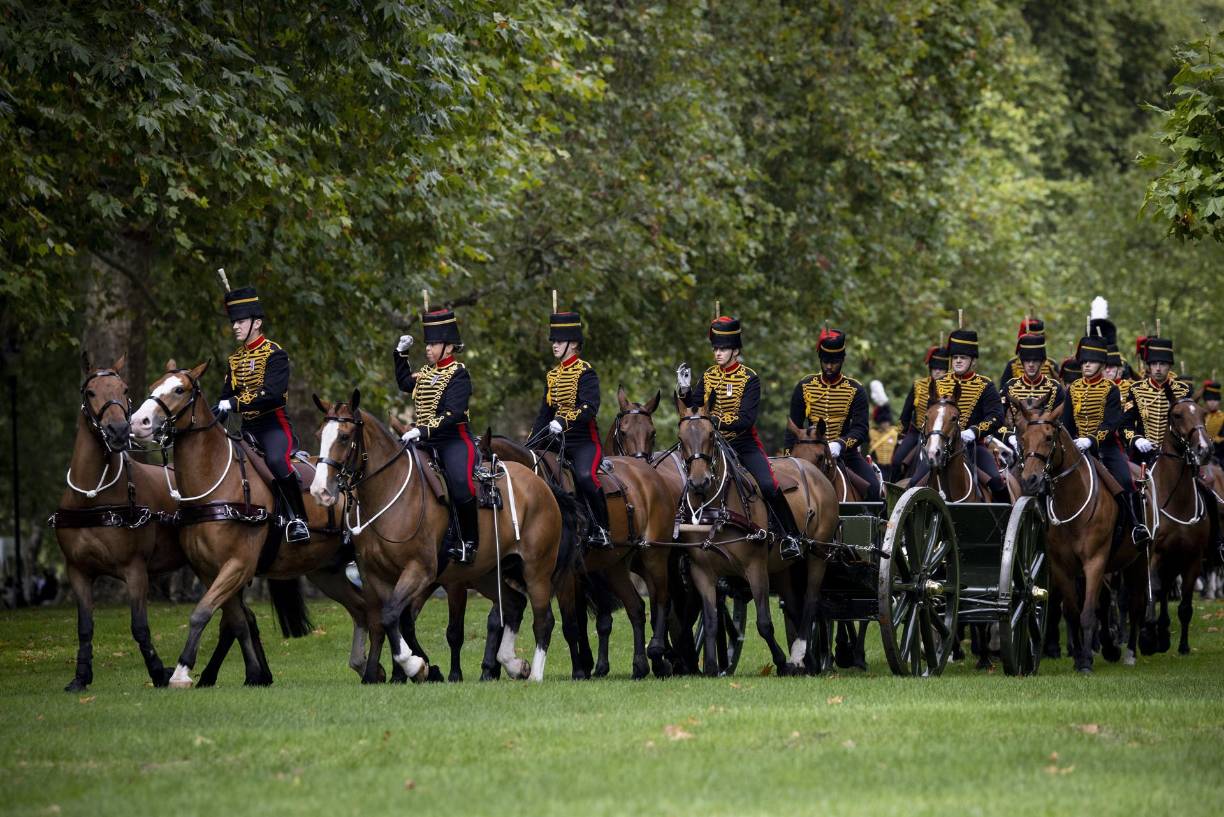 Cañonazos, homenajes y ofrendas: así inicia el adiós a la reina Isabel II. 