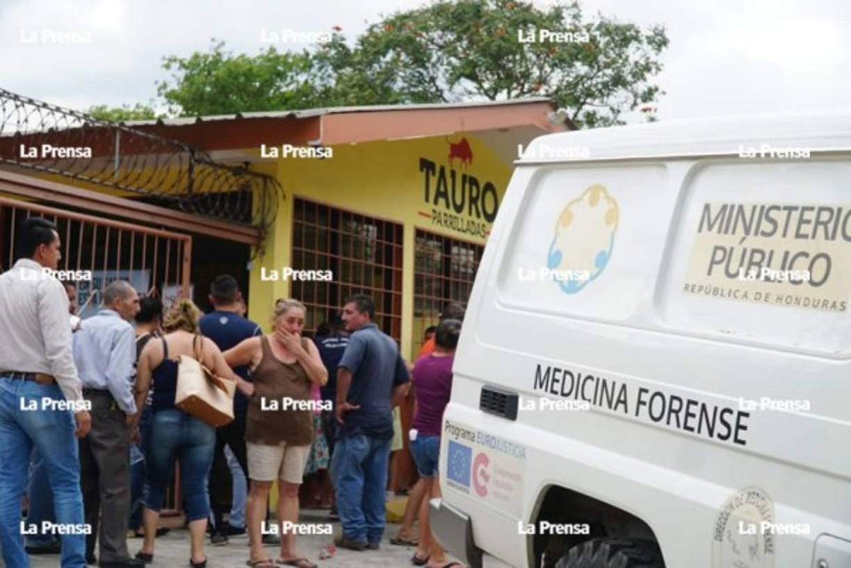 Momentos en que las autoridades de Medicina Forense realizaban el levantamiento de los cuerpos.