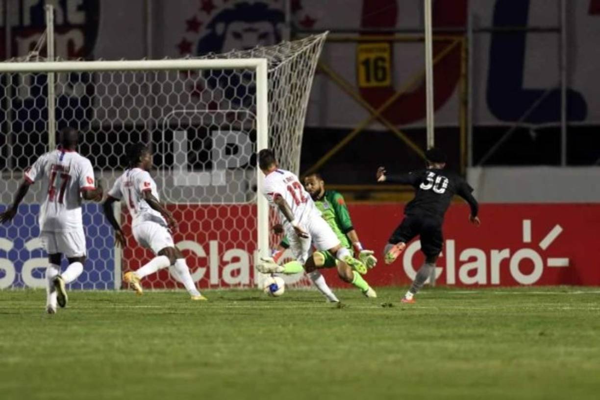 Quién no falló fue Cristian Sacaza. Con este disparo venció a Edrick Menjívar para abrir el marcador en el Nacional.