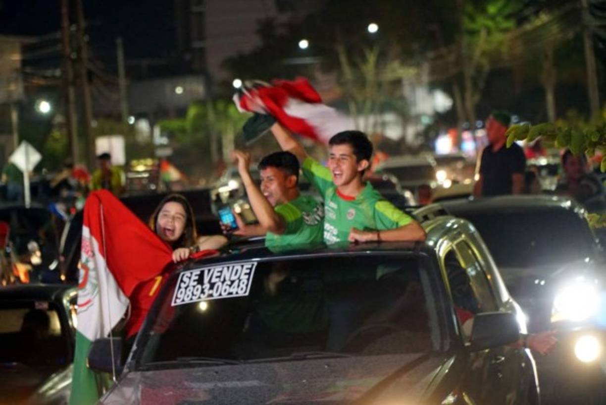Honduran migrants walk near Esquipulas, Chiquimula departament, Guatemala, on January 16, 2020, after crossing the border from Honduras on their way to the US. - Hundreds of people in the vanguard of a new migrant caravan from Honduras forced their way across the border with Guatemala on Wednesday, intent on reaching the United States. (Photo by Johan ORDONEZ / AFP)