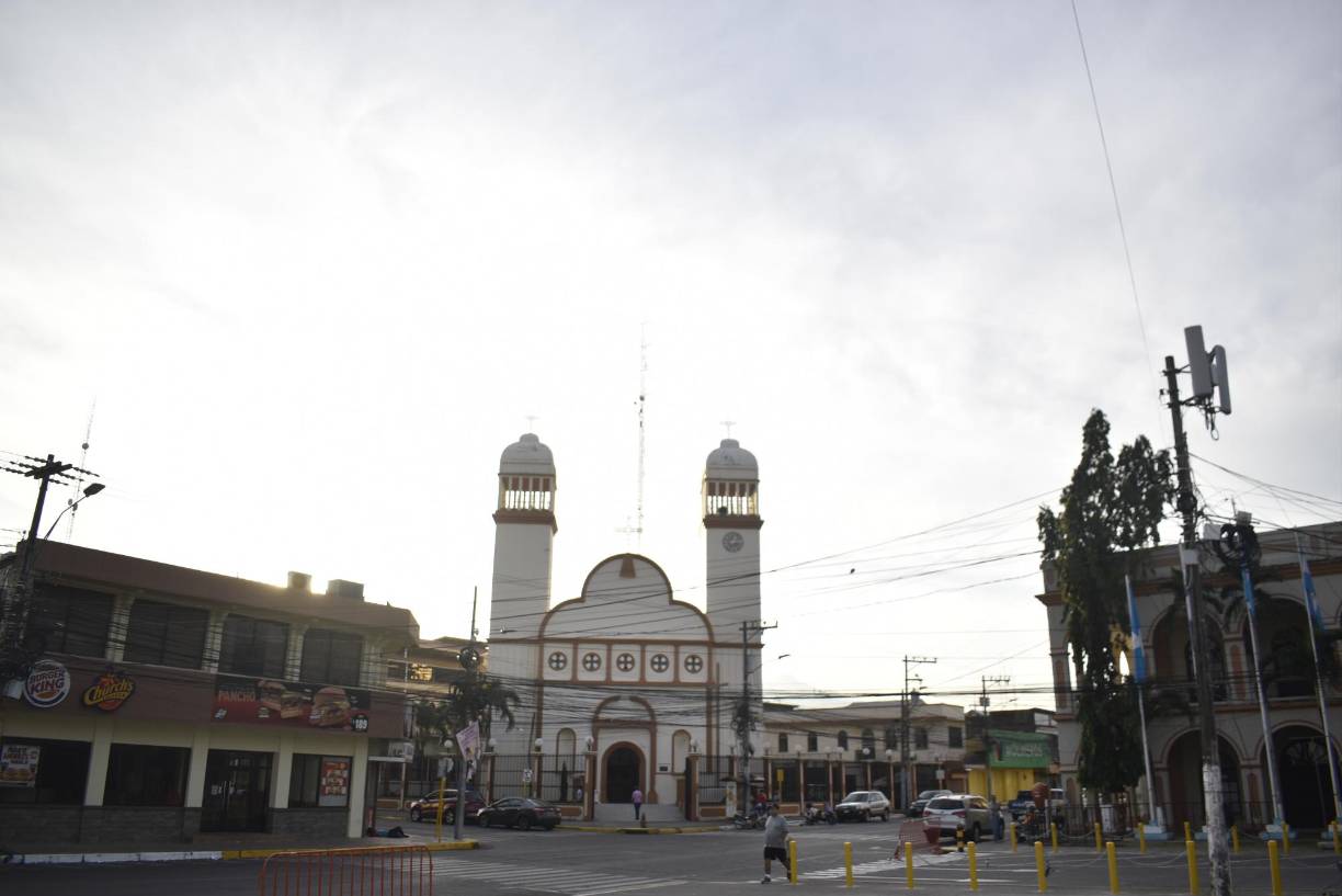 La iglesia católica inicia sus actividades, el Domingo de Ramos a partir de las 6:00 am, con la bendición de las palmas en el malecón turístico, luego una procesión por la avenida San Isidro y una misa en la plaza central.