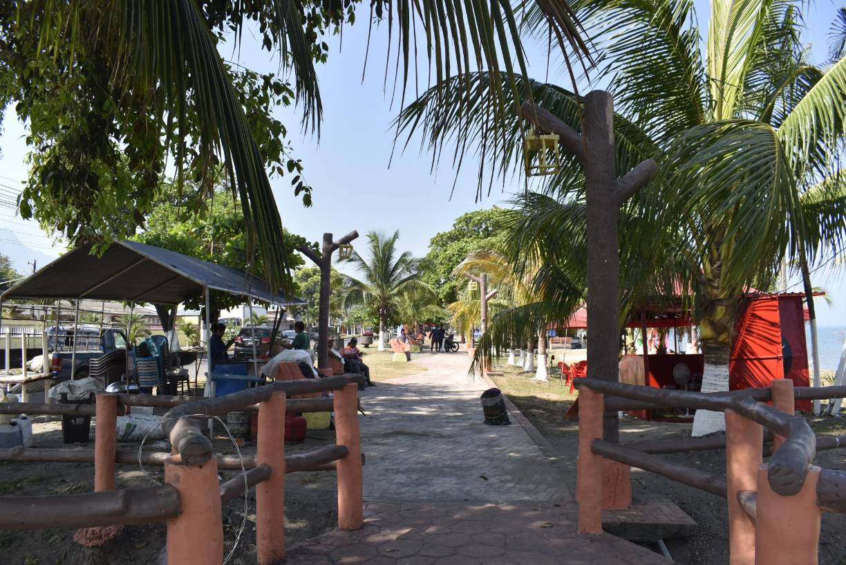 Para los que aman disfrutar las ternura del Caribe, hay partes en la costas de La Ceiba, que el viento y el mar arrullan al visitante.