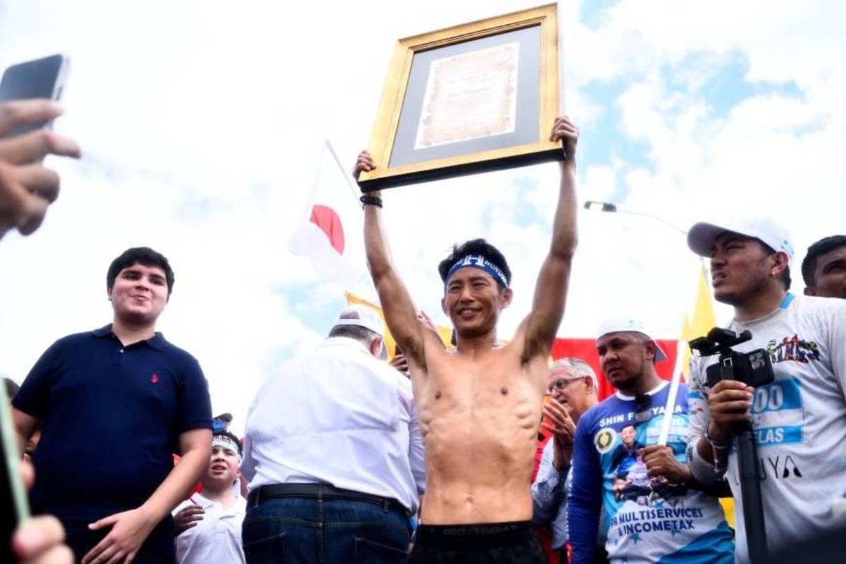 En su llegada a la Perla del Ulúa, Shin fue recibido por una multitud de más de 2,500 personas, entre las que se encontraban autoridades municipales, artistas nacionales, bandas de guerra y personas de todas las edades que no se cansaron de gritar las consignas: “Shin eres un héroe” y “Sí se pudo”