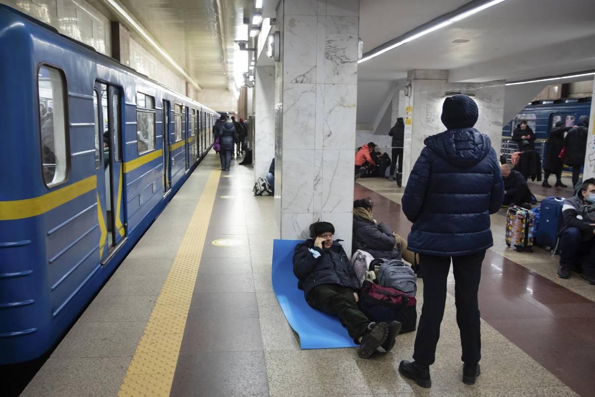 Los ciudadanos de Kiev esperan que se reactive pronto el servicio del metro para poder salir de la ciudad.