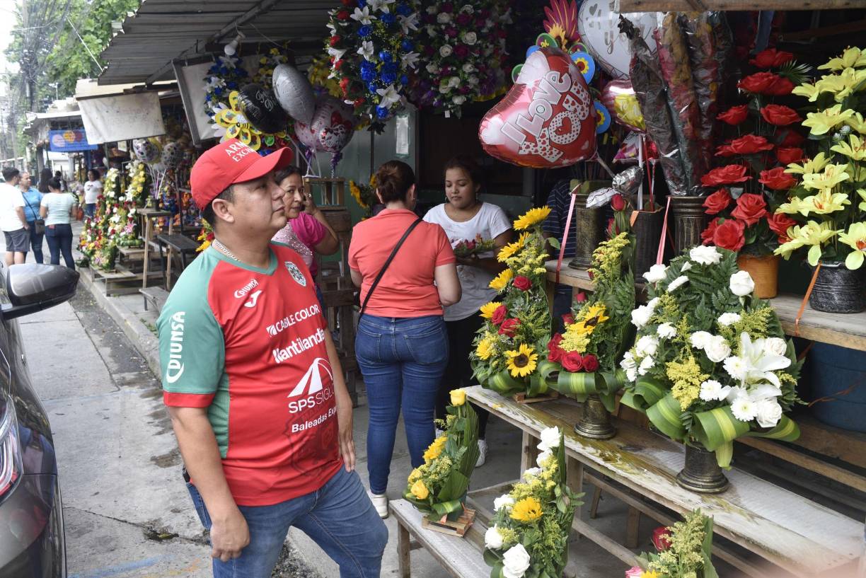  Los arreglos de 12 rosas en base se cotizan en 500 y en papel 450.