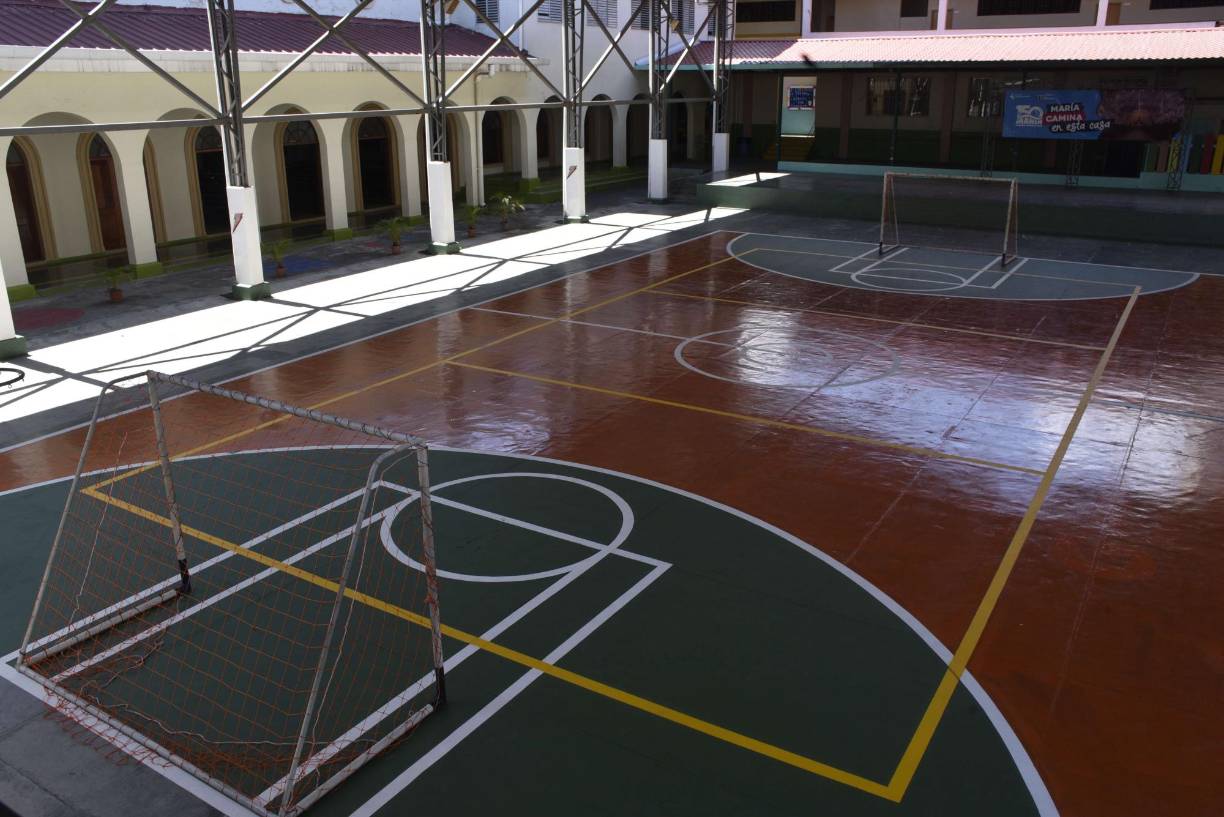 Además, cuenta con dos canchas amplias, baños en excelentes condiciones, salones de proyecciones, salas de actos, área de juegos infantiles y aulas que son muy amplias, ventiladas e iluminadas.
