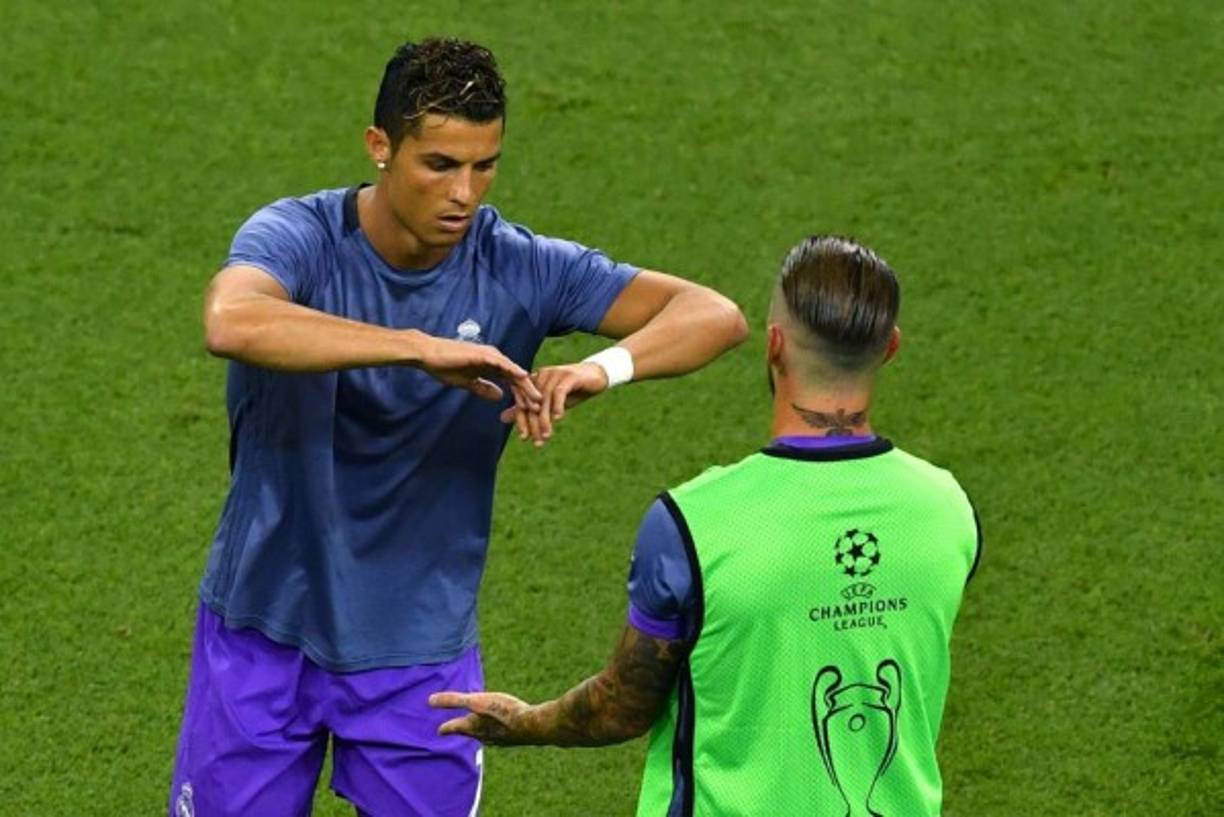 LVP01. LIVERPOOL (REINO UNIDO), 18/09/2018.- Neymar del París reacciona hoy, martes 18 de septiembre de 2018, durante un partido del Grupo C por la primera jornada de la Liga de Campeones de la UEFA, disputado entre el París Saint-Germain y el Liverpool FC, en el estadio Anfield, en Liverpool (Reino Unido). EFE/Peter Powell