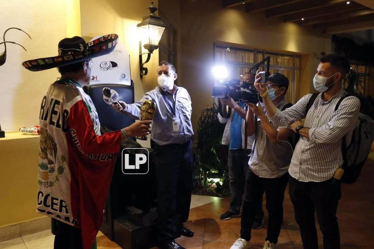 “Estamos buscando que la Fenafuth nos acredite de alguna manera, pero lo vemos difícil, aunque de todas formas estamos aquí apoyando a la Selección”, expresó uno de los aficionados que se dieron cita en el hotel de concentración del Tricolor.