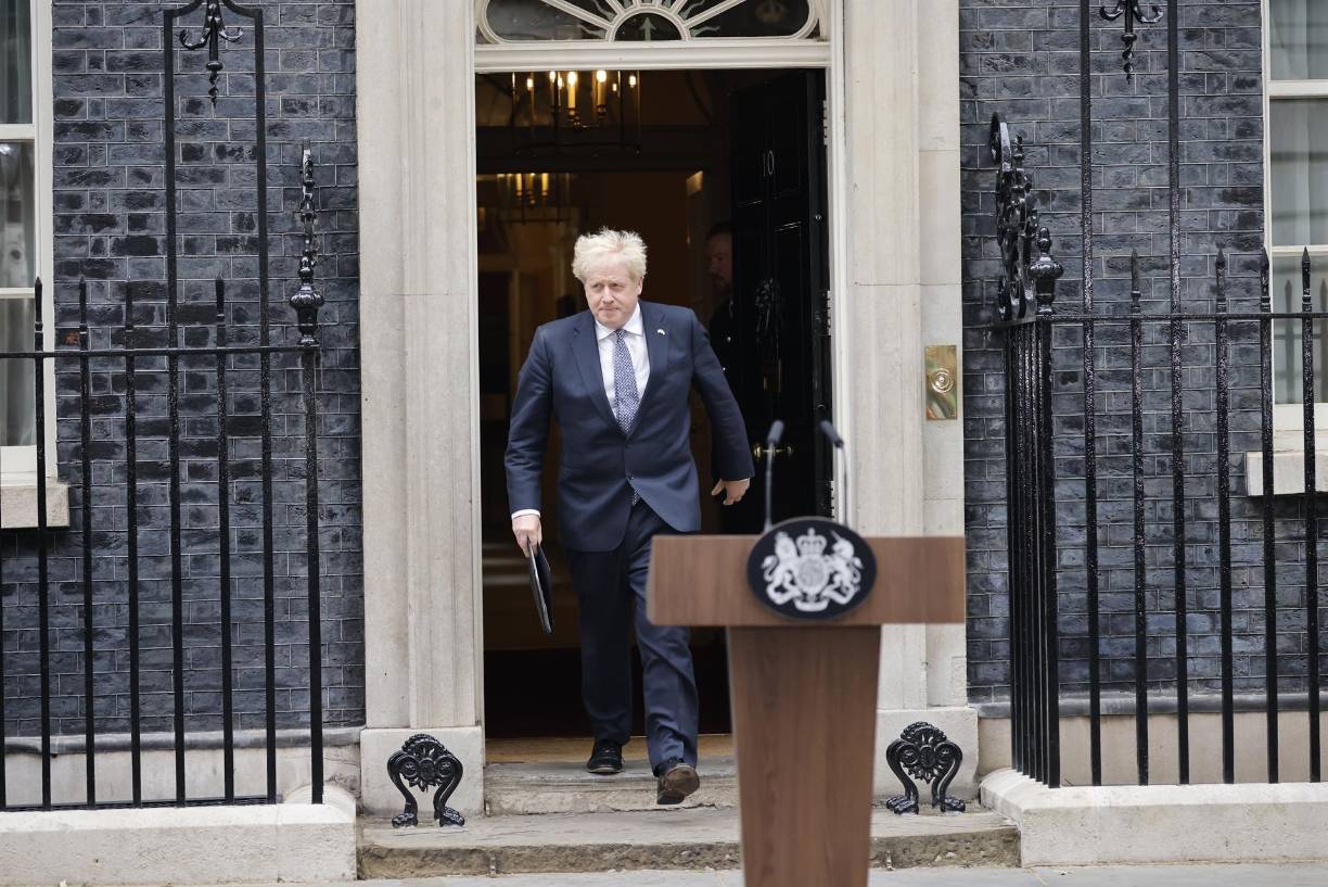 Además, una comisión parlamentaria tiene pendiente investigar si Johnson mintió de manera deliberada al Parlamento cuando tuvo que comparecer en numerosas ocasiones y negó haber tenido constancia de muchos de esos encuentros sociales durante la pandemia.