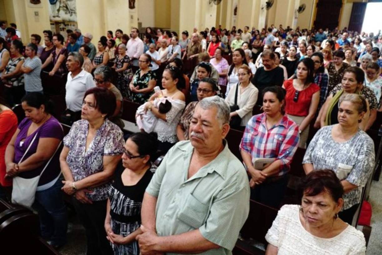 Los fieles escuchan la misa luego de recibir la marca de ceniza.